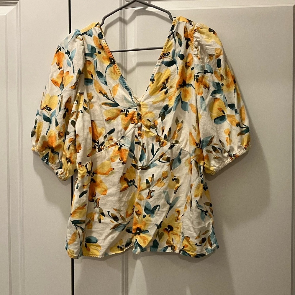 Floral linen top from Gap with button detail - never worn NWOT
